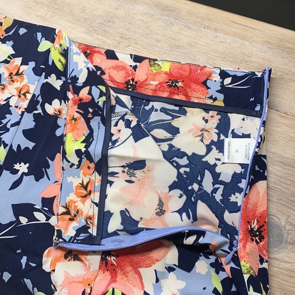 NWOT New York & Company Floral Shorts - Picture 11 of 11